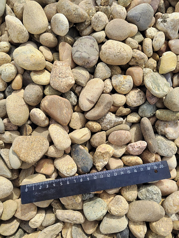 Kamenclub.ru: Галька речная окат рыжая фр. 20-40 мм. купить  в Волжском галька речная окатанная рыжая желтая серая округлая речная галька 5000 руб/т   фото КАМЕНЬ КЛУБ