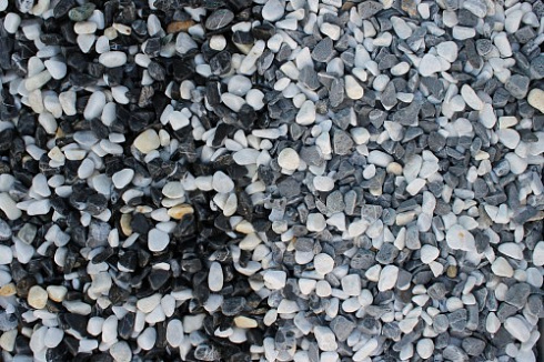 Kamenclub.ru: Мраморная крошка (щебень галтованный микс:белый-черный) фр.10-20 мм.  купить в Волжском мрамор белый, черный окатанные округлые декоративные ландшафтные камни щебня 15500 руб/т   фото КАМЕНЬ КЛУБ
