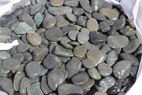 Kamenclub.ru: Галька речная плоская (темно-серая) фр. 100-200-300 мм. купить  в Волжском галька речная плоская темно-серый, серый, синий речной галечник плоский 9000 руб/т   фото КАМЕНЬ КЛУБ