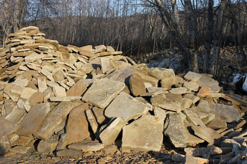 Kamenclub.ru: Песчаник плиты - плахи - пошаговые дорожки (фр. 70-150 мм)  купить в Волжском песчаник серый бежевый желтый зеленый колотый песчаник строительный 6500 руб/т   фото КАМЕНЬ КЛУБ