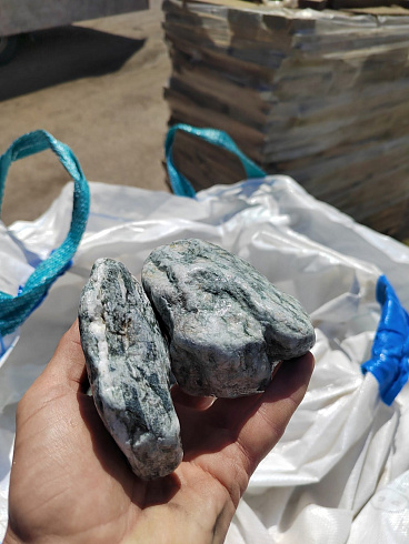 фото Галтованный жадеит (фр. 70-100 мм)  купить в Волжском в интернет-портале КАМЕНЬ КЛУБ