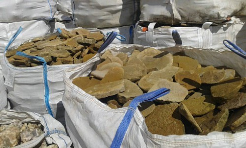 Kamenclub.ru: Песчаник колотый для облицовки (фр. 2-3 см)  купить в Волжском песчаник бежевый серый рыжий песчаник строительный 5000 руб/т   фото КАМЕНЬ КЛУБ