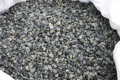 Kamenclub.ru: Щебень галтованный зеленый (змеевик) фр. 20-40 мм.  купить в Волжском мрамор зеленый, салатовый оголтованный щебень мраморный 12500 руб/т   фото КАМЕНЬ КЛУБ