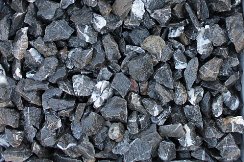 Kamenclub.ru: Щебень крошка черный (мрамор) фр. 3-5 мм.  купить в Волжском мрамор черный белый с прожилками щебень мраморный декоративный колотый 18000 руб/т   фото КАМЕНЬ КЛУБ