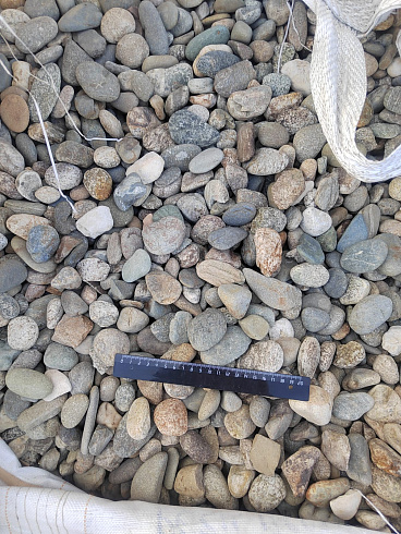 Kamenclub.ru: Галька речная окат (серая) фр.40-60 мм купить  в Волжском галька речная серый бежевый рыжий коричневый округлый речной камень 5000 руб/т   фото КАМЕНЬ КЛУБ