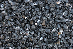 Kamenclub.ru: Щебень крошка черный (мрамор) фр. 3-5 мм.  купить в Волжском мрамор черный белый с прожилками щебень мраморный декоративный колотый 18000 руб/т   фото КАМЕНЬ КЛУБ