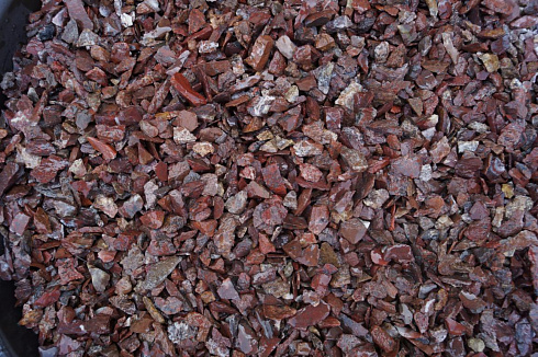 Kamenclub.ru: Щебень крошка красный (ЯШМА) фр. 20-40 мм.  купить в Волжском яшма красный, бордовый декоративный ландшафтный щебень 9000 руб/т   фото КАМЕНЬ КЛУБ