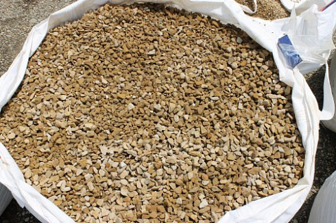 Kamenclub.ru: Щебень крошка желтый (песчаник) фр. 10-20 мм.  купить в Волжском песчаник бежевый, серый, рыжий декоративный ландшафтный щебень колотый 9500 руб/т   фото КАМЕНЬ КЛУБ