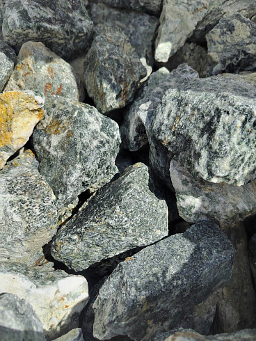 фото Галтованный жадеит (фр. 70-100 мм)  купить в Волжском в интернет-портале КАМЕНЬ КЛУБ