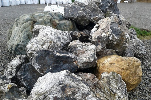 Kamenclub.ru: Черный гранит - кварцит фр. 100-500 мм.  купить в Волжском мрамор гранит черный с белыми прожилками, серый, белый валун скальный колотый 7000 руб/т   фото КАМЕНЬ КЛУБ