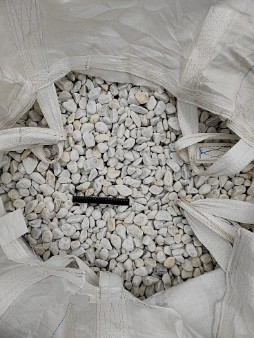 Kamenclub.ru: Мраморная крошка (щебень галтованный белый) фр.40-70 мм.  купить в Волжском мрамор белый молочный айвори окатанный округлый природный камень 17000 руб/т   фото КАМЕНЬ КЛУБ