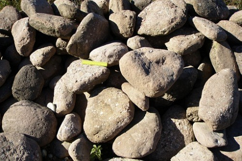 Kamenclub.ru: Конгломераты фр. 300-1000 мм.  купить в Волжском кварц мрамор диабаз коричневый, серый зеленоватый речной валун крупный 6500 руб/т   фото КАМЕНЬ КЛУБ