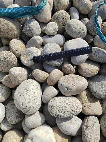 Kamenclub.ru: Галька речная окат (серо-белая) фр. 70-120 мм купить  в Волжском галька галечник бело-серая, серо-белая, серая, белая речная природная галька  8000 руб/т   фото КАМЕНЬ КЛУБ