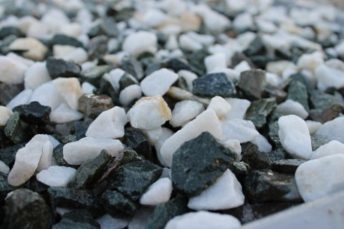 Kamenclub.ru: Мраморная крошка (щебень крошка микс: белый-зеленый) фр. 10-20 мм.  купить в Волжском мрамор белый, зеленый каменная ландшафтная декоративная крошка щебня 9500 руб/т   фото КАМЕНЬ КЛУБ