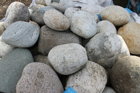 Kamenclub.ru: Речной валун (Ассорти) фр.100-300 мм.  купить в Волжском галечник серый, темно-серый, светло-серый речная галька крупных размеров 4200 руб/т   фото КАМЕНЬ КЛУБ