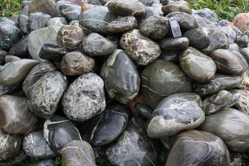 Kamenclub.ru: Валунчик Паутинник фр.100-300 мм  купить в Волжском крупный природный камень галечник темно-серый с прожилками белый черный речной валунчик 5000 руб/т   фото КАМЕНЬ КЛУБ