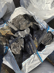 Kamenclub.ru: Черный мрамор скальник фр. 100-500 мм.  купить в Волжском мрамор черный белый серый крупный колотый валун ландшафтный 8500 руб/т   фото КАМЕНЬ КЛУБ