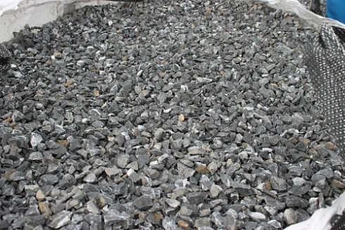 Kamenclub.ru: Щебень крошка черный (мрамор) фр. 10-20 мм.  купить в Волжском мрамор черный с белыми прожилками, черный, белый каменная ландшафтная декоративная крошка щебня 11000 руб/т   фото КАМЕНЬ КЛУБ