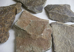 Kamenclub.ru: Песчаник пластушка "фонтанка" серо-зеленая (3,0-5,0 см)  купить в Волжском песчаник серо-зеленая колотые плитки облицовочные пластушки 11400 руб/м3   фото КАМЕНЬ КЛУБ