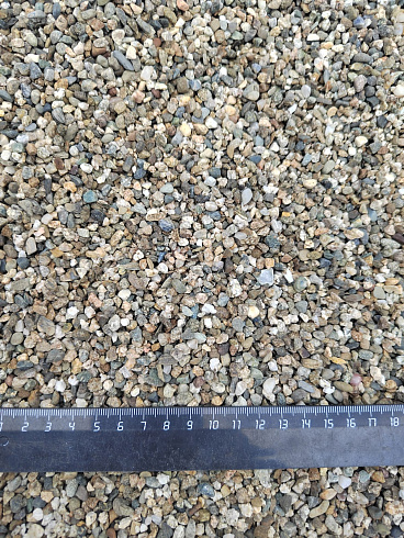 Kamenclub.ru: Галька речная окат (серая) фр.3-5 мм купить  в Волжском галька речная серая бежевый темно-серый окатанный речной камень округлый 9500 руб/т   фото КАМЕНЬ КЛУБ