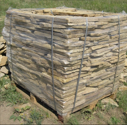 Kamenclub.ru: Песчаник пластушка желтый с рисунком (3 см)  купить в Волжском песчаник желтый с рисунком, рыжий, желтый песчаник пластушка ландшафтная рваная 8 500 руб/м3   фото КАМЕНЬ КЛУБ