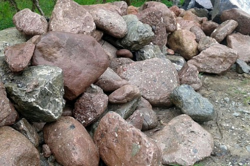 Kamenclub.ru: Конгломераты фр. 300-1000 мм.  купить в Волжском кварц мрамор диабаз коричневый, серый зеленоватый речной валун крупный 6500 руб/т   фото КАМЕНЬ КЛУБ