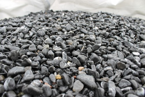 Kamenclub.ru: Щебень галтованный черный (мрамор) фр.10-20 мм.  купить в Волжском мрамор черный с белыми прожилками, черный, белый окатанный округлый ландшафтный декоративный щебень 15000 руб/т   фото КАМЕНЬ КЛУБ
