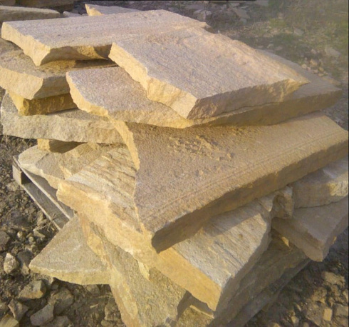 Kamenclub.ru: Форматный камень (плаха) пошаговая дорожка от 70-150 см (4 -12 см)  купить в Волжском плитняк  форматный плаха желтый песчаник 9 000 руб/т   фото КАМЕНЬ КЛУБ