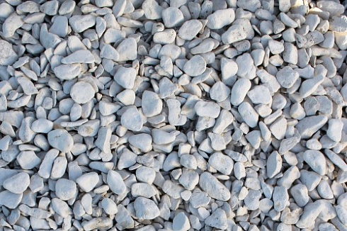 Kamenclub.ru: Щебень галтованный белый (мрамор) фр.5-10 мм.  купить в Волжском мрамор белый, айвори, молочный каменная мраморная декоративная ландшафтная крошка 17000 руб/т   фото КАМЕНЬ КЛУБ