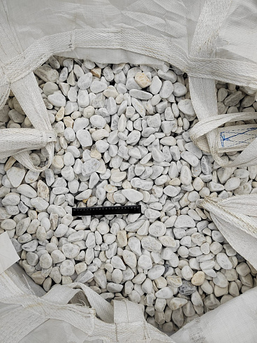 Kamenclub.ru: Мраморная крошка (щебень галтованный белый) фр.40-70 мм.  купить в Волжском мрамор белый молочный айвори окатанный округлый природный камень 17000 руб/т   фото КАМЕНЬ КЛУБ