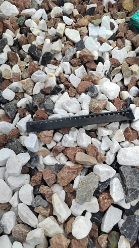 Kamenclub.ru: Мраморная крошка (щебень крошка микс : белый-черный-розовый) фр. 20-40 мм.  купить в Волжском мрамор белый, черный, розовый декоративная ландшафтная крошка 12000 руб/т   фото КАМЕНЬ КЛУБ