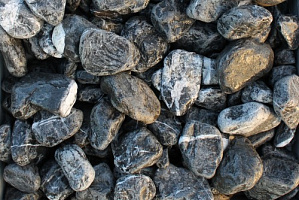 Kamenclub.ru: Щебень галтованный черный (мрамор) фр. 50-100 мм.  купить в Волжском мрамор черный с белыми прожилками щебень ландшафтный мраморный 15000 руб/т   фото КАМЕНЬ КЛУБ