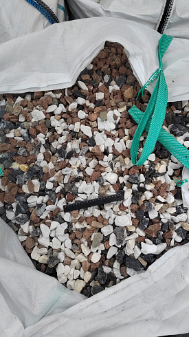 Kamenclub.ru: Мраморная крошка (щебень крошка микс : белый-черный-розовый) фр. 20-40 мм.  купить в Волжском мрамор белый, черный, розовый декоративная ландшафтная крошка 12000 руб/т   фото КАМЕНЬ КЛУБ