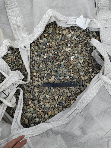 Kamenclub.ru: Галька речная окат (серая) фр.10-20 мм купить  в Волжском галька речная серая, серый, темно-серый, светло-серый, коричневый ландшафтная декоративная речная окатанная округлая галька 5000 руб/т   фото КАМЕНЬ КЛУБ