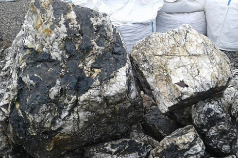 Kamenclub.ru: Черный гранит - кварцит фр. 100-500 мм.  купить в Волжском мрамор гранит черный с белыми прожилками, серый, белый валун скальный колотый 7000 руб/т   фото КАМЕНЬ КЛУБ