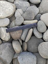 Kamenclub.ru: Галька речная плоская (серо-белая) фр. 70-120 мм. купить в Волжском галька галечник речной серый, белый окатанная плоская  природная галька 9000 руб/т   фото КАМЕНЬ КЛУБ