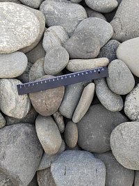 Kamenclub.ru: Галька речная плоская (серо-белая) фр. 70-120 мм. купить в Волжском галька галечник речной серый, белый окатанная плоская  природная галька 9000 руб/т   фото КАМЕНЬ КЛУБ