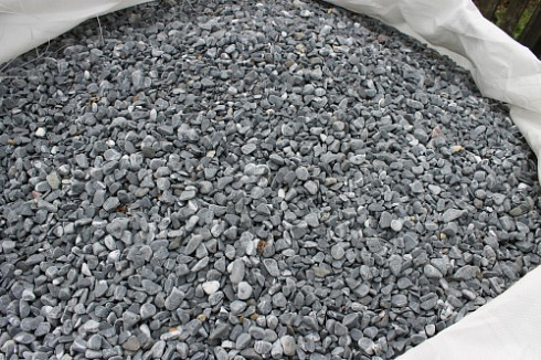 Kamenclub.ru: Щебень галтованный черный (мрамор) фр.10-20 мм.  купить в Волжском мрамор черный с белыми прожилками, черный, белый окатанный округлый ландшафтный декоративный щебень 15000 руб/т   фото КАМЕНЬ КЛУБ