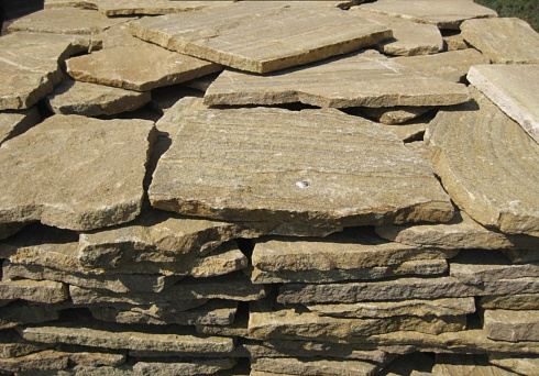 Kamenclub.ru: Песчаник пластушка желтый с рисунком (3 см)  купить в Волжском песчаник желтый с рисунком, рыжий, желтый песчаник пластушка ландшафтная рваная 8 500 руб/м3   фото КАМЕНЬ КЛУБ