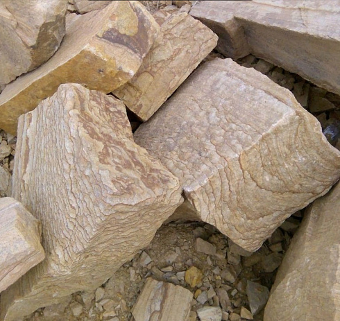 Kamenclub.ru: Песчаник пластушка желтый с рисунком (7-15 см)  купить в Волжском плитняк - пластушка - бут желтый песчаник 10200 руб/м3   фото КАМЕНЬ КЛУБ