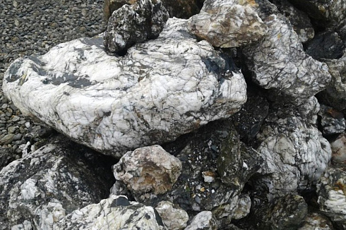 Kamenclub.ru: Черный гранит - кварцит фр. 100-500 мм.  купить в Волжском мрамор гранит черный с белыми прожилками, серый, белый валун скальный колотый 7000 руб/т   фото КАМЕНЬ КЛУБ