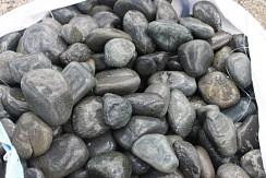 Kamenclub.ru: Темно-серый валунчик фр.100-300 мм.  купить в Волжском крупный природный камень серый, темно-серый, светло-серый речная галька большого размера окатанная 4500 руб/т   фото КАМЕНЬ КЛУБ