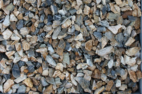 Kamenclub.ru: Мраморная крошка (щебень крошка медовый), фр. 10-20 мм.  купить в Волжском песчаник бежевый, серый каменная ландшафтная крошка  12000 руб/т   фото КАМЕНЬ КЛУБ