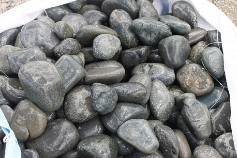 Kamenclub.ru: Темно-серый валунчик фр.100-300 мм.  купить в Волжском крупный природный камень серый, темно-серый, светло-серый речная галька большого размера окатанная 4500 руб/т   фото КАМЕНЬ КЛУБ