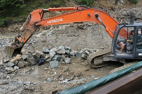 Kamenclub.ru: Гранит скальник (серо-зеленый) фр. 100-500 мм.  купить в Волжском гранит зеленый, серый, салатовый крупный ландшафтный валун 6 000 руб/т   фото КАМЕНЬ КЛУБ