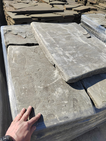 Kamenclub.ru: Песчаник пластушка галтованная светло-серая (3,0 см)  купить в Волжском песчаник светло-серый, серый ландшафтный камень рваный колотый 21000 руб/м3   фото КАМЕНЬ КЛУБ