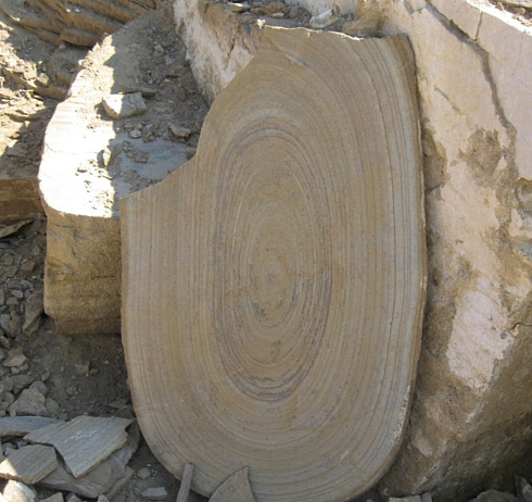 Kamenclub.ru: Форматный камень (плаха) пошаговая дорожка от 70-150 см (4 -12 см)  купить в Волжском плитняк  форматный плаха желтый песчаник 9 000 руб/т   фото КАМЕНЬ КЛУБ