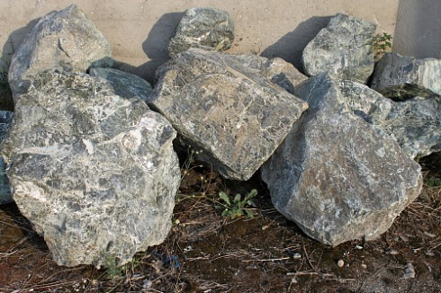 Kamenclub.ru: Змеевик скальник фр. 500-1500 мм.  купить в Волжском змеевик зеленый серый черный глыба скальная колотая 7500 руб/т   фото КАМЕНЬ КЛУБ