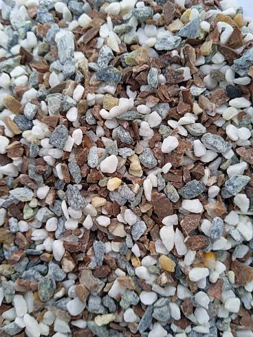 Kamenclub.ru: Мраморная крошка (щебень галтованный микс:: белый-черный) фр.5-10 мм  купить в Волжском мрамор белый, черный, молочный, серый галтовка мраморная окатанная декоративная ландшафтная 15500 руб/т   фото КАМЕНЬ КЛУБ