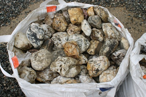 Kamenclub.ru: Кварцевый валунчик фр.100-300 мм.  купить в Волжском кварц белый, бежевый молочный рыжий крупный природный камень галечник 7850 руб/т   фото КАМЕНЬ КЛУБ